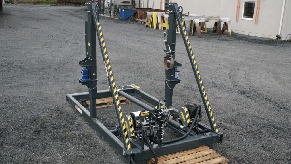 Hydraulisesti levitettävä pukki kuljetusasennossa