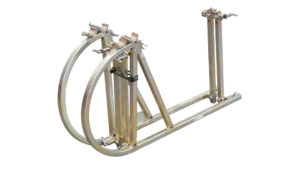 JKS products RS 12 -kelapukki taitettuna kuljetusasentoon. Kuvassa näkyy kompaktiin nippuun taitettu sinkitty runko, joka korostaa pukin keveyttä ja helppoa siirrettävyyttä. Taittomekanismi tekee pukista helposti varastoitavan ja kuljetettavan.